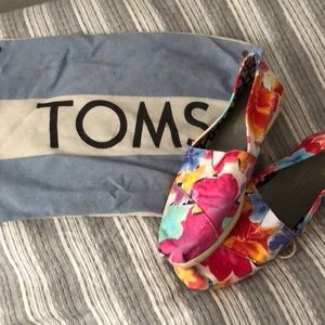 TOMS- discontinued and barely worn!
